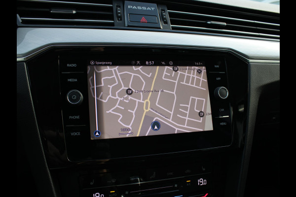 Volkswagen Passat Variant 1.5 TSI Business | PANORAMISCH SCHUIFDAK | WINTER PAKKET | APPLE CARPLAY | TREKHAAK |