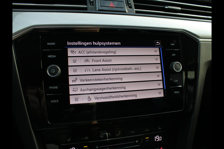 Volkswagen Passat Variant 1.5 TSI Business | PANORAMISCH SCHUIFDAK | WINTER PAKKET | APPLE CARPLAY | TREKHAAK |