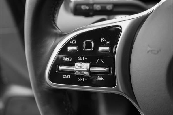 Mercedes-Benz EQB 300 4MATIC 67 kWh Pano Distronic Plus Multi Contourstoelen Memory Keyless
