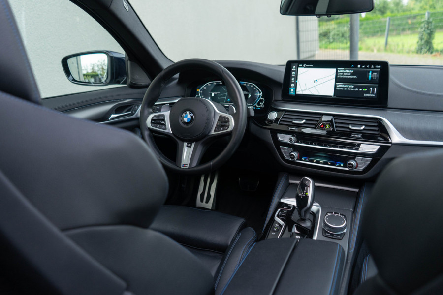 BMW 5 Serie 530e M Sport / M Sportstoelen/ Schuif-kanteldak/ Harman Kardon/ Head-up/ 210 kW