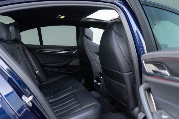 BMW 5 Serie 530e M Sport / M Sportstoelen/ Schuif-kanteldak/ Harman Kardon/ Head-up/ 210 kW