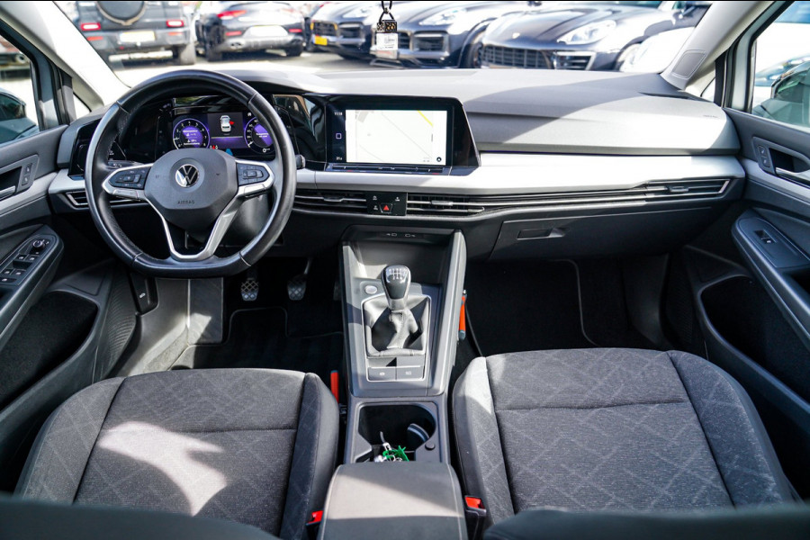 Volkswagen Golf 1.5 TSI Sport | R-line Difuser | Sport uitlaat met kleppensysteem | Navigatie | Lane Assist | Apple Carplay |