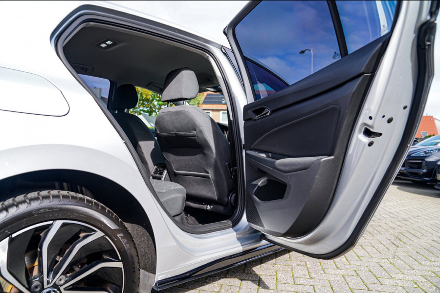Volkswagen Golf 1.5 TSI Sport | R-line Difuser | Sport uitlaat met kleppensysteem | Navigatie | Lane Assist | Apple Carplay |