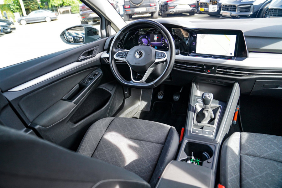 Volkswagen Golf 1.5 TSI Sport | R-line Difuser | Sport uitlaat met kleppensysteem | Navigatie | Lane Assist | Apple Carplay |