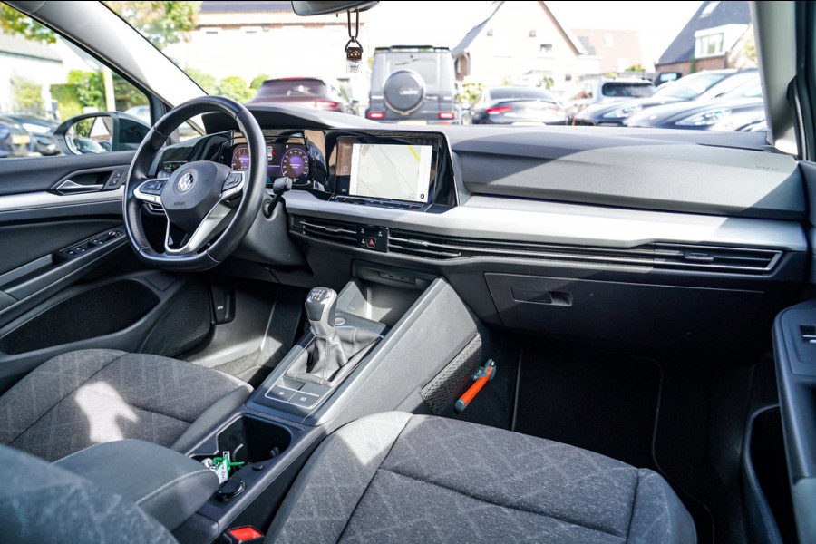 Volkswagen Golf 1.5 TSI Sport | R-line Difuser | Sport uitlaat met kleppensysteem | Navigatie | Lane Assist | Apple Carplay |