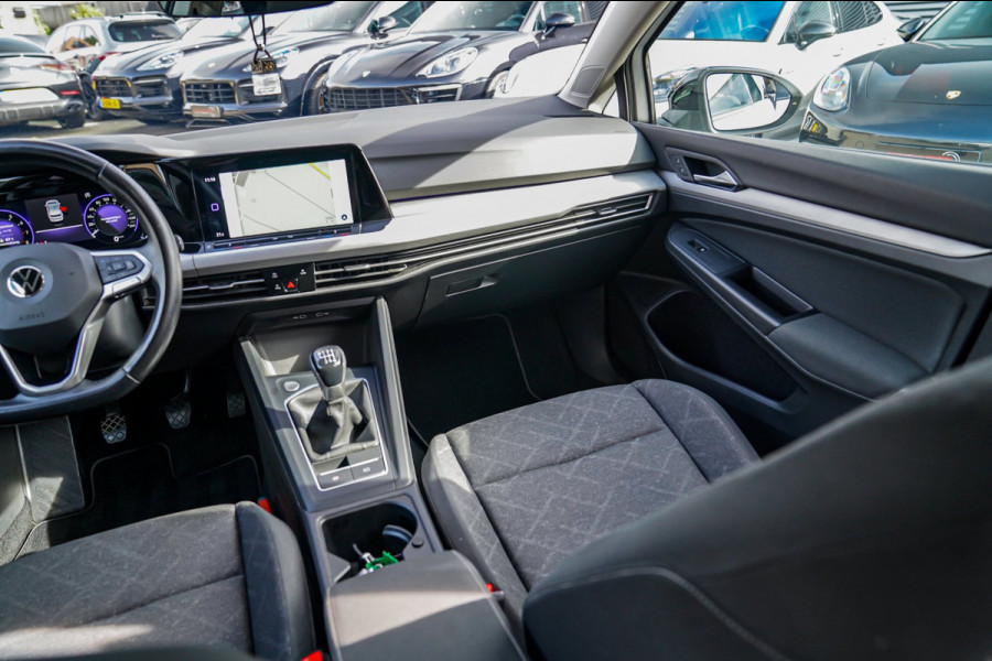 Volkswagen Golf 1.5 TSI Sport | R-line Difuser | Sport uitlaat met kleppensysteem | Navigatie | Lane Assist | Apple Carplay |