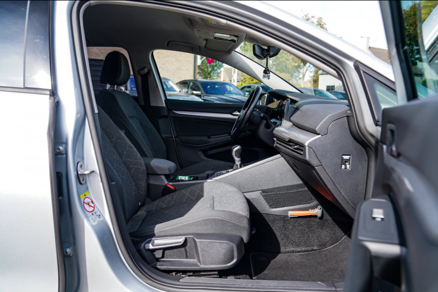 Volkswagen Golf 1.5 TSI Sport | R-line Difuser | Sport uitlaat met kleppensysteem | Navigatie | Lane Assist | Apple Carplay |