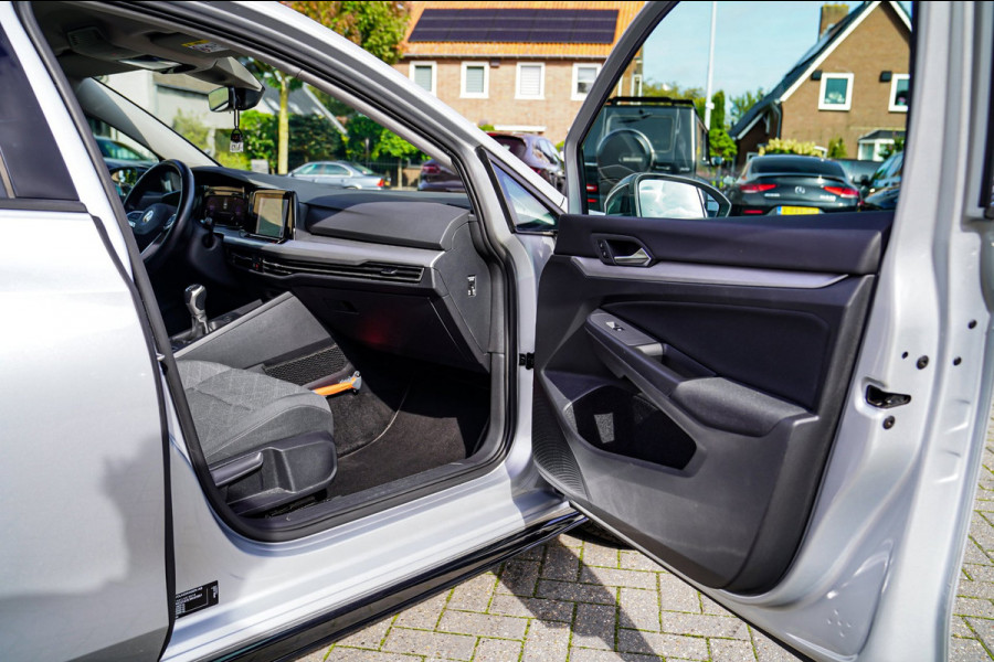 Volkswagen Golf 1.5 TSI Sport | R-line Difuser | Sport uitlaat met kleppensysteem | Navigatie | Lane Assist | Apple Carplay |