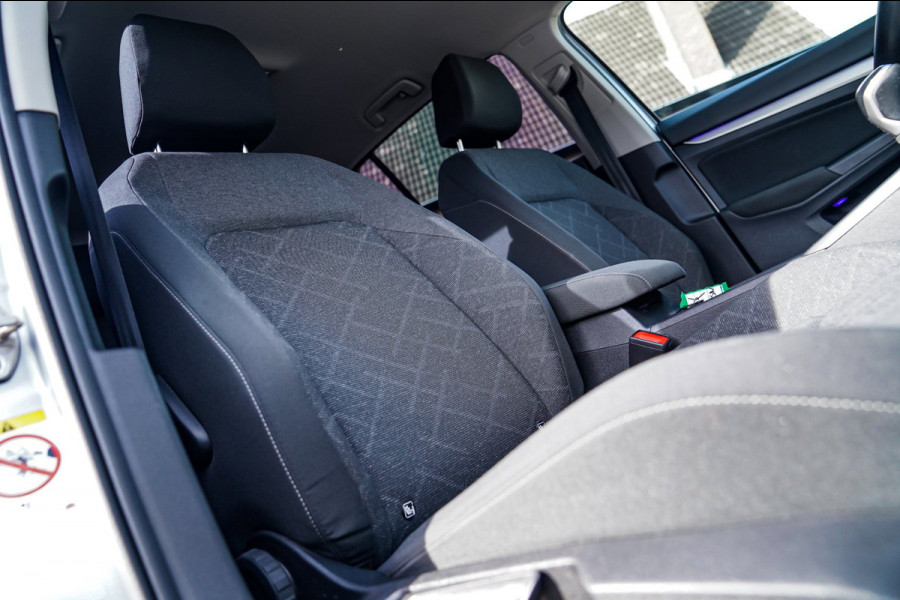 Volkswagen Golf 1.5 TSI Sport | R-line Difuser | Sport uitlaat met kleppensysteem | Navigatie | Lane Assist | Apple Carplay |