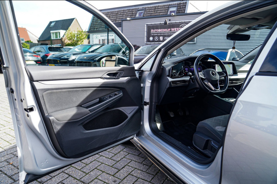 Volkswagen Golf 1.5 TSI Sport | R-line Difuser | Sport uitlaat met kleppensysteem | Navigatie | Lane Assist | Apple Carplay |