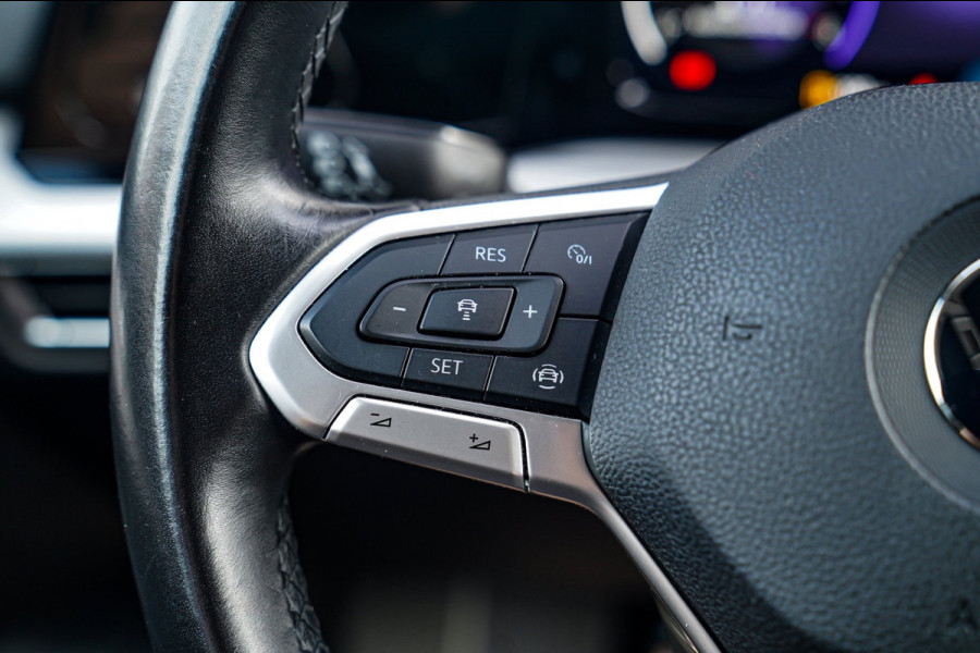 Volkswagen Golf 1.5 TSI Sport | R-line Difuser | Sport uitlaat met kleppensysteem | Navigatie | Lane Assist | Apple Carplay |