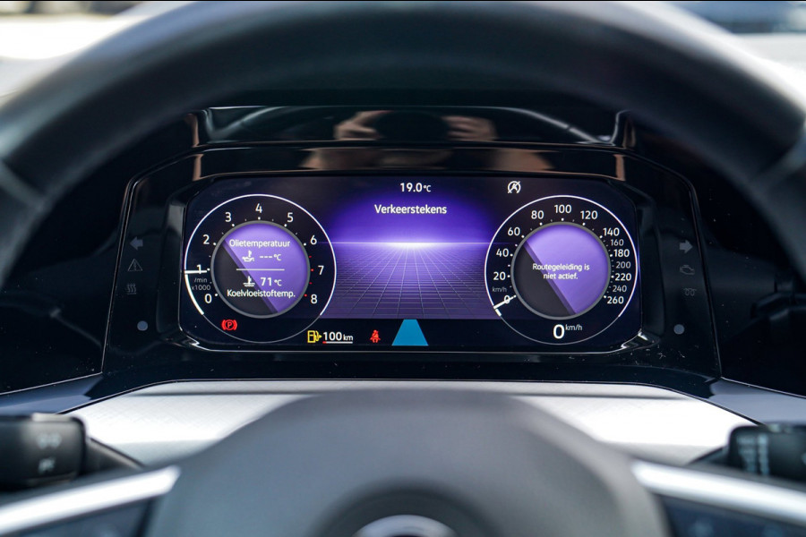 Volkswagen Golf 1.5 TSI Sport | R-line Difuser | Sport uitlaat met kleppensysteem | Navigatie | Lane Assist | Apple Carplay |