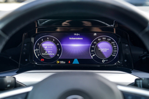 Volkswagen Golf 1.5 TSI Sport | R-line Difuser | Sport uitlaat met kleppensysteem | Navigatie | Lane Assist | Apple Carplay |
