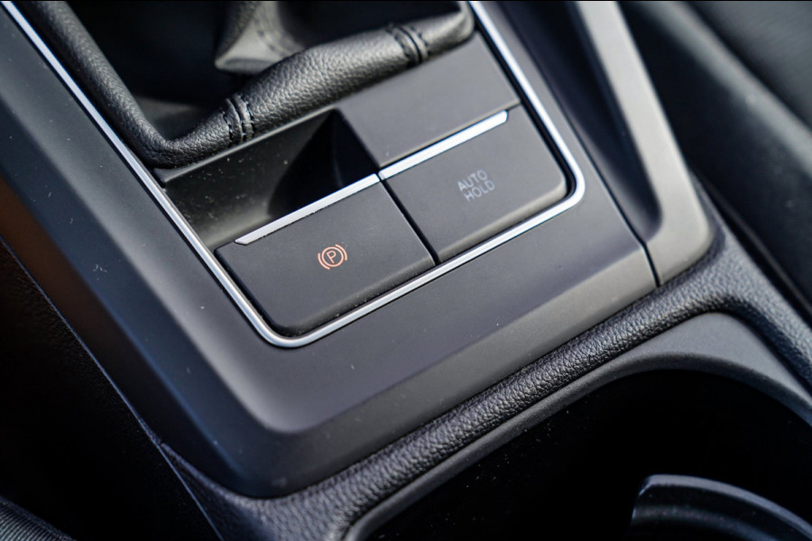 Volkswagen Golf 1.5 TSI Sport | R-line Difuser | Sport uitlaat met kleppensysteem | Navigatie | Lane Assist | Apple Carplay |