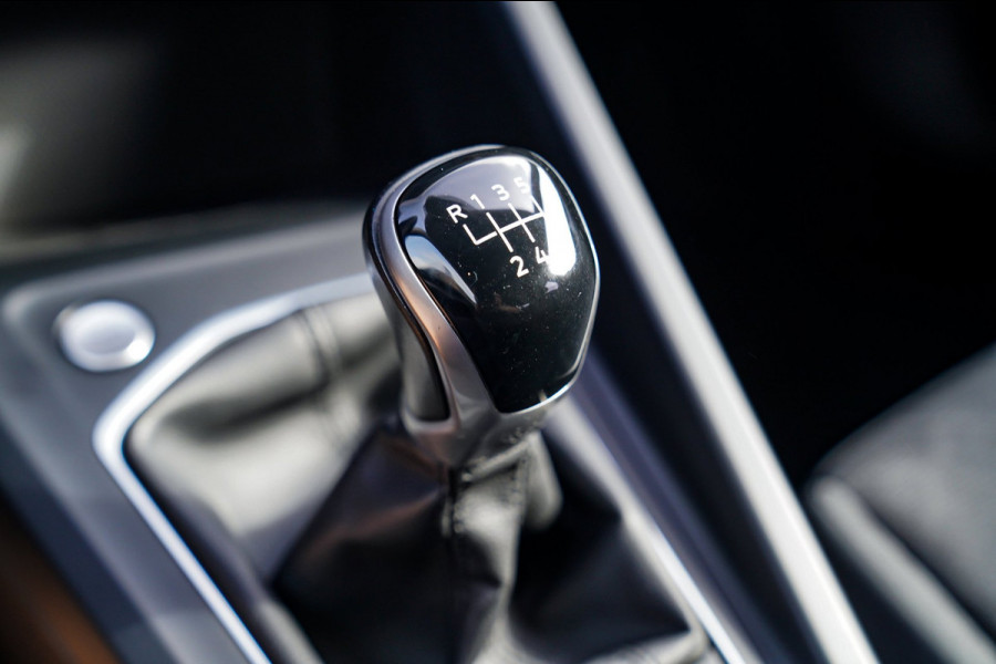 Volkswagen Golf 1.5 TSI Sport | R-line Difuser | Sport uitlaat met kleppensysteem | Navigatie | Lane Assist | Apple Carplay |