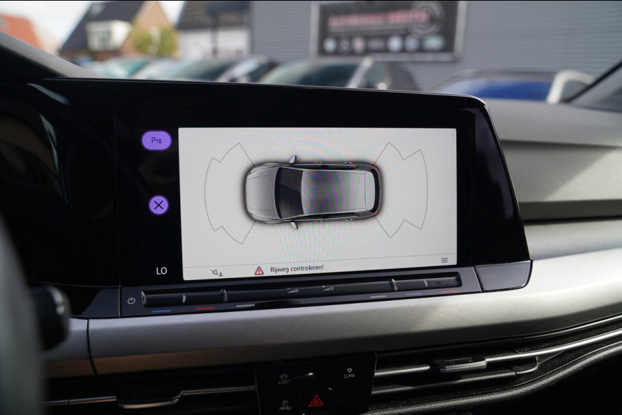 Volkswagen Golf 1.5 TSI Sport | R-line Difuser | Sport uitlaat met kleppensysteem | Navigatie | Lane Assist | Apple Carplay |