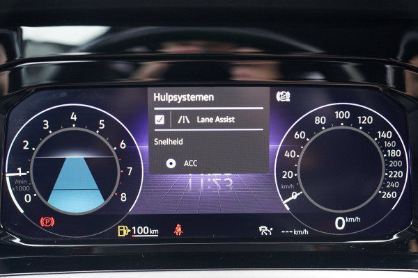 Volkswagen Golf 1.5 TSI Sport | R-line Difuser | Sport uitlaat met kleppensysteem | Navigatie | Lane Assist | Apple Carplay |