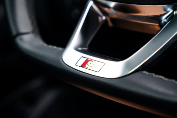 Audi Q5 Sportback 55 TFSI e S edition | Panorama | Massage | Trekhaak | Luchtvering | Bang & Olufsen | S-line | RS vlak stuur |