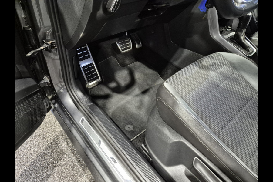 Volkswagen T-Roc 1.5 TSI Sport Business R Panorama | Camera | LED | Trekhaak | Zeer nette auto