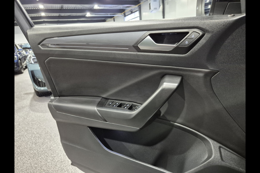 Volkswagen T-Roc 1.5 TSI Sport Business R Panorama | Camera | LED | Trekhaak | Zeer nette auto