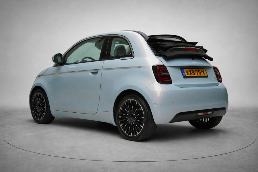 Fiat 500E Cabrio La Prima by Bocelli 42 kWh | SoH 94,9% | Navigatie | Carplay | Camera | Stoelverwarming | JBL | Parkeersensoren