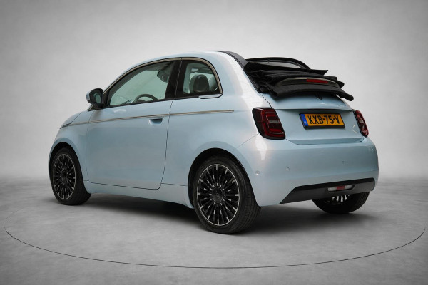 Fiat 500E Cabrio La Prima by Bocelli 42 kWh | SoH 94,9% | Navigatie | Carplay | Camera | Stoelverwarming | JBL | Parkeersensoren
