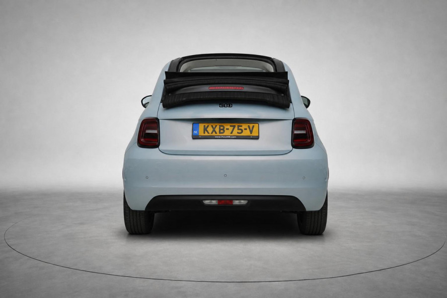 Fiat 500E Cabrio La Prima by Bocelli 42 kWh | SoH 94,9% | Navigatie | Carplay | Camera | Stoelverwarming | JBL | Parkeersensoren