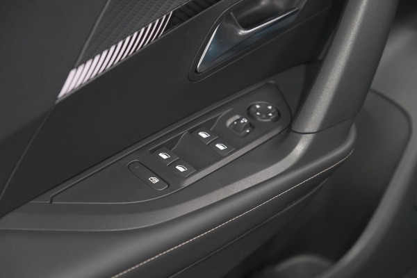 Peugeot e-2008 EV Allure Avantage 54 kWh | 97,8% SOH | 11 KW Lader | Apple Carplay | Parkeersensoren