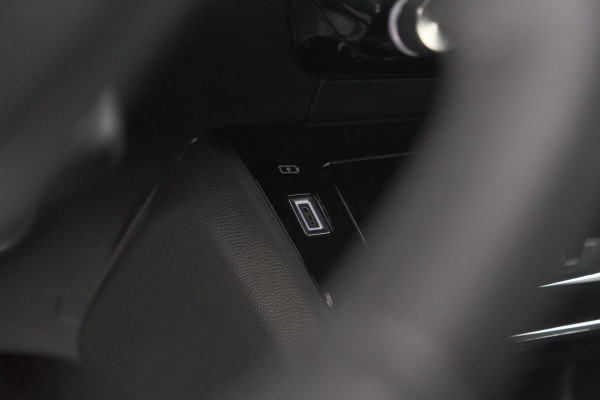 Peugeot e-2008 EV Allure Avantage 54 kWh | 97,8% SOH | 11 KW Lader | Apple Carplay | Parkeersensoren