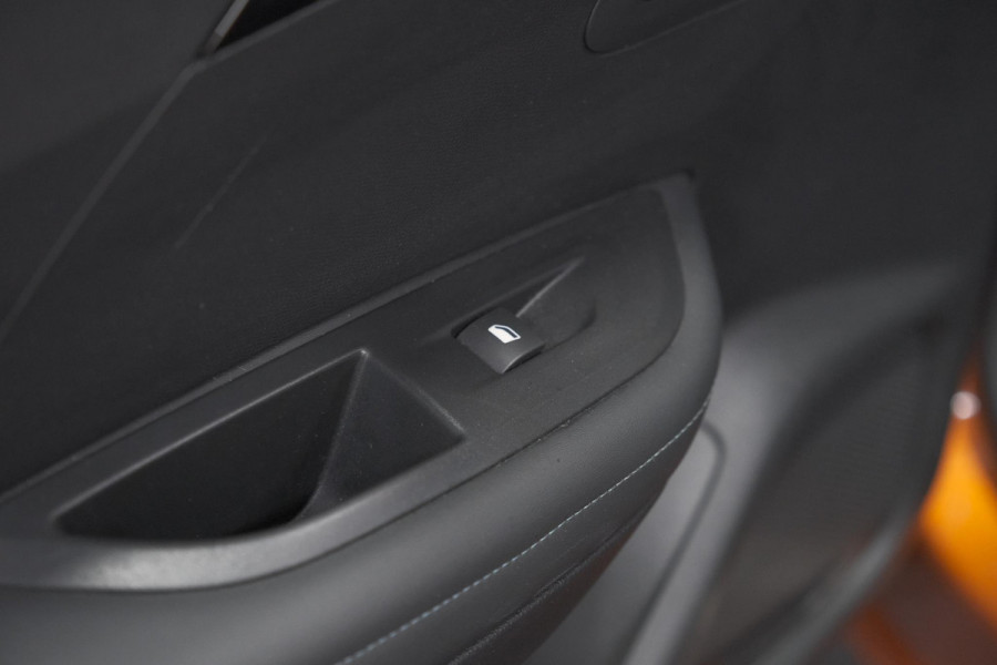 Peugeot 2008 PureTech 130 Allure Pack | Trekhaak | Adaptieve Cruise Control | Camera | Stoelverwarming