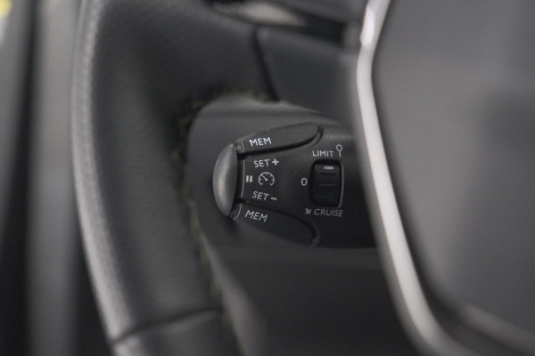 Peugeot 208 1.2 Hybrid 145 e-DCS6 GT | Alcantara Pakket | Camera | Apple Carplay | Stoelverwarming