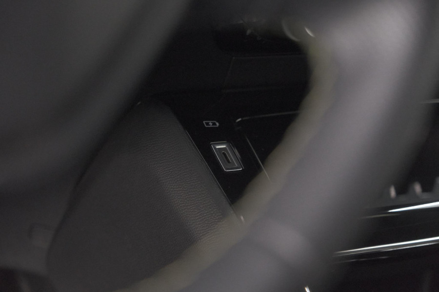 Peugeot 208 1.2 Hybrid 145 e-DCS6 GT | Alcantara Pakket | Camera | Apple Carplay | Stoelverwarming
