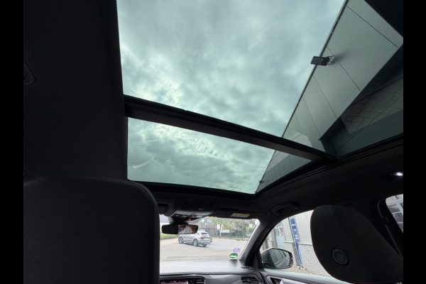 Volkswagen T-Roc 1.5 TSI SPORT Panorama Schuifdak Trekhaak Winter Camera etc