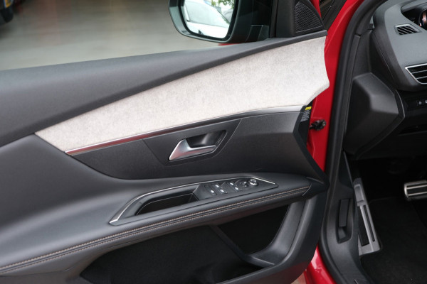 Peugeot 3008 1.2 PureTech GT *25.000km* 19" |BlackPack| Navi/Trekhaak/Apple Carplay
