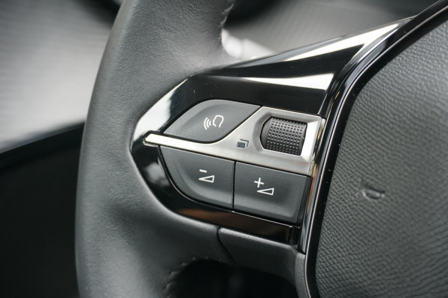 Peugeot 208 1.2 PureTech Allure Pack + CAMERA / 3D COCKPIT / STOELVERWARMING / APPLE CARPLAY / TREKHAAK