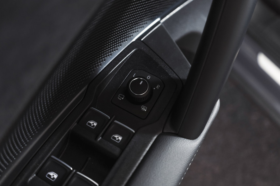 Volkswagen Tiguan 1.5 eHybrid 272PK R-Line Edition | Black Style | 15 inch Navi | Elek. Trekhaak | IQ Light | S/K-Panodak | Dig. Cockpit | Adapt. Cruise | Stoel-+Stuurverw. | 360 Camera | NAV + App. Connect | ECC | Elek. Klep | LM 20" | 4393