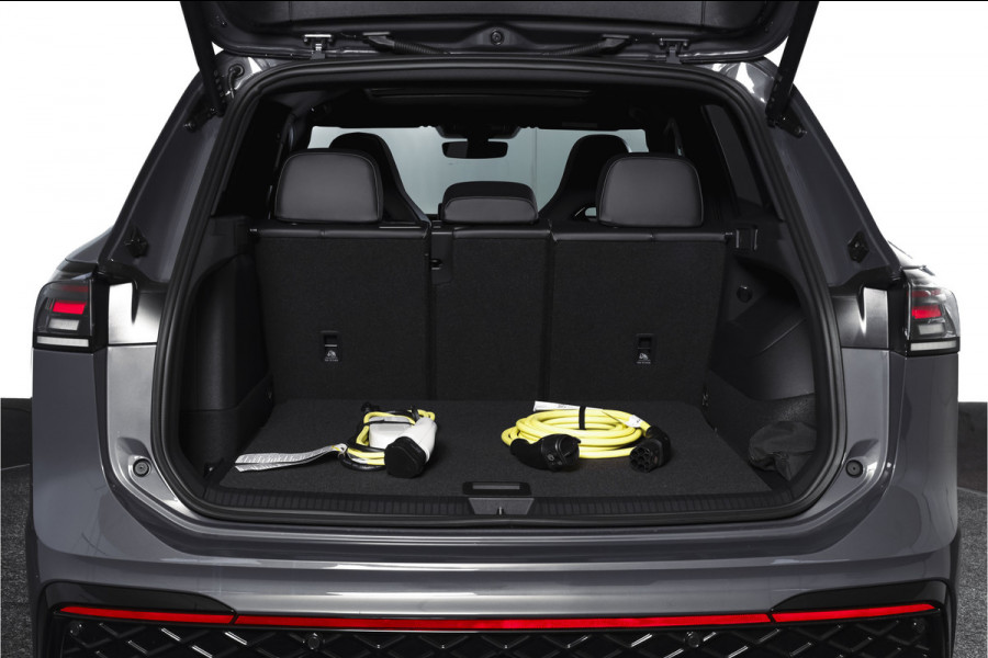 Volkswagen Tiguan 1.5 eHybrid 272PK R-Line Edition | Black Style | 15 inch Navi | Elek. Trekhaak | IQ Light | S/K-Panodak | Dig. Cockpit | Adapt. Cruise | Stoel-+Stuurverw. | 360 Camera | NAV + App. Connect | ECC | Elek. Klep | LM 20" | 4393