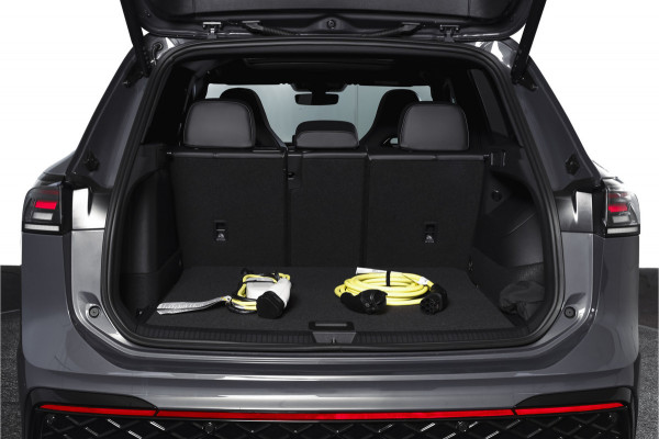 Volkswagen Tiguan 1.5 eHybrid 272PK R-Line Edition | Black Style | 15 inch Navi | Elek. Trekhaak | IQ Light | S/K-Panodak | Dig. Cockpit | Adapt. Cruise | Stoel-+Stuurverw. | 360 Camera | NAV + App. Connect | ECC | Elek. Klep | LM 20" | 4393