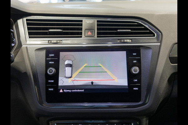 Volkswagen Tiguan 1.5 TSI ACT R-Line / 150pk / Panorama dak / Trekhaak / Achteruitrij camera / NAP / Dealer onderhouden /