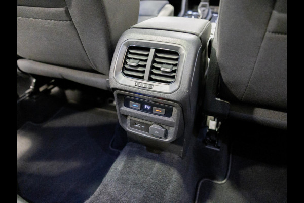 Volkswagen Tiguan 1.5 TSI ACT R-Line / 150pk / Panorama dak / Trekhaak / Achteruitrij camera / NAP / Dealer onderhouden /