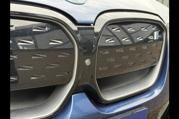 BMW iX3 High Executive 80 kWh M-SPORT SHADOW| SOH 99%| VAN: 43.900,- VOOR: 40.877,- UW HERFSTVOORDEEL: 3.023,| SUPER COMPLEET!| 360 CAMERA| HARMAN KARDON| ELEKTRISCHE STOELEN| HUD|DRIVING ASS. PROFF!| ELEKTRISCHE ACHTERKLEP| GESTURE CONTROL|