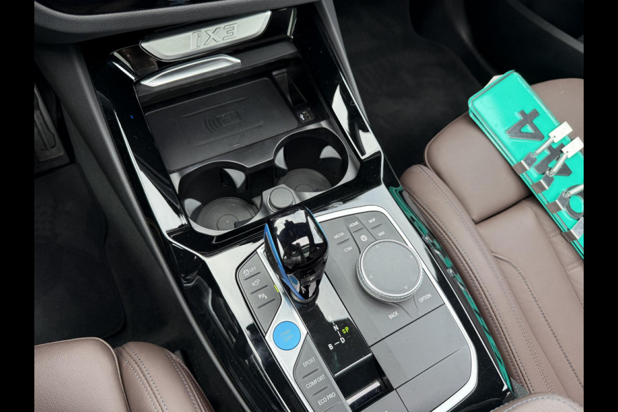 BMW iX3 High Executive 80 kWh M-SPORT SHADOW| SOH 99%| VAN: 43.900,- VOOR: 40.877,- UW HERFSTVOORDEEL: 3.023,| SUPER COMPLEET!| 360 CAMERA| HARMAN KARDON| ELEKTRISCHE STOELEN| HUD|DRIVING ASS. PROFF!| ELEKTRISCHE ACHTERKLEP| GESTURE CONTROL|