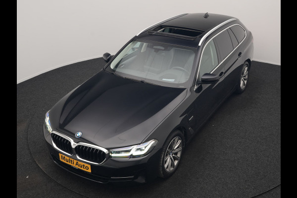 BMW 5 Serie Touring 530e xDrive Business Edition Plus 293pk Dealer O.H. | Panodak | Adaptive Cruise | Head Up | Laser LED | 360 Camera | Lederen Comfortzetels Verwarmd | Sfeerverlichting | Keyless | Blis | Apple Carplay | Hifi Audio | Navigatie | DAB | Plug In Hybrid |