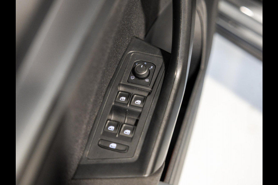 Volkswagen T-Roc 1.0 TSI Life Business / 110pk / Trekhaak / Stoelverwarming / NAP / Dealer onderhouden /