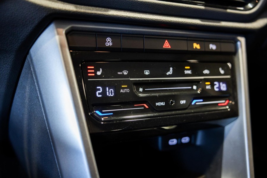 Volkswagen T-Roc 1.0 TSI Life Business / 110pk / Trekhaak / Stoelverwarming / NAP / Dealer onderhouden /