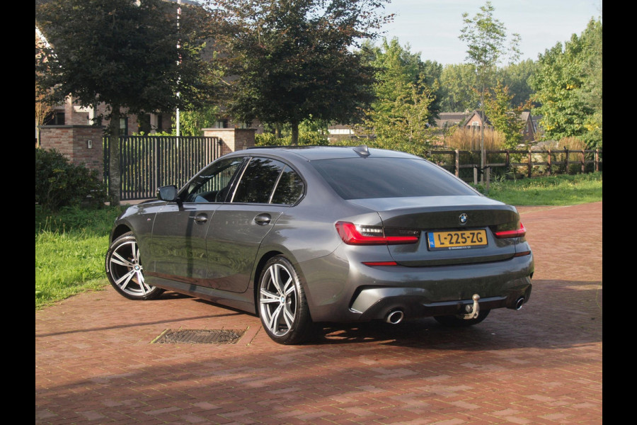 BMW 3 Serie 318i Business Edition | M-Pakket | Panoramadak | Trekhaak | Camera | Sfeerverlichting | Sportstoelen | NL-Auto |