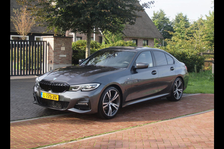 BMW 3 Serie 318i Business Edition | M-Pakket | Panoramadak | Trekhaak | Camera | Sfeerverlichting | Sportstoelen | NL-Auto |