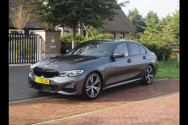 BMW 3 Serie 318i Business Edition | M-Pakket | Panoramadak | Trekhaak | Camera | Sfeerverlichting | Sportstoelen | NL-Auto |
