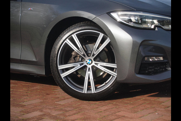 BMW 3 Serie 318i Business Edition | M-Pakket | Panoramadak | Trekhaak | Camera | Sfeerverlichting | Sportstoelen | NL-Auto |