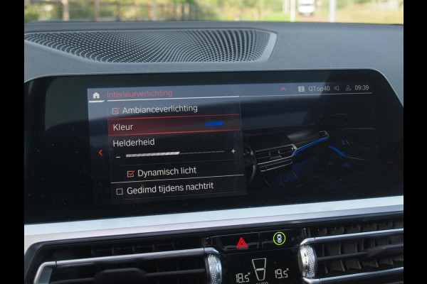 BMW 3 Serie 318i Business Edition | M-Pakket | Panoramadak | Trekhaak | Camera | Sfeerverlichting | Sportstoelen | NL-Auto |